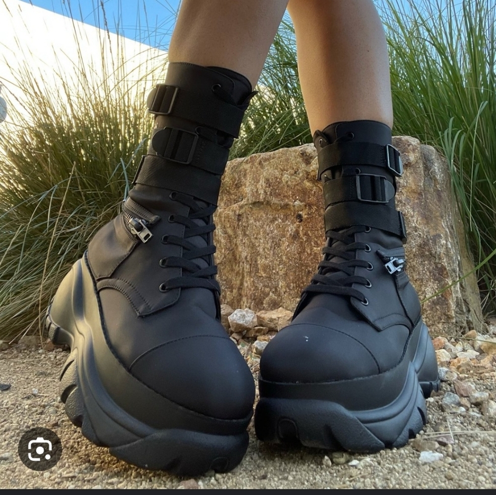 👽🖤 Poster Grl Mad Hustle Boot sz 8.5